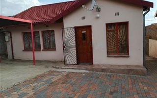 3 Bedroom House in Meadowlands