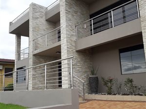 6 Bed House in Umhlatuzana