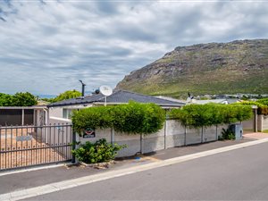 3 Bed House in Lakeside