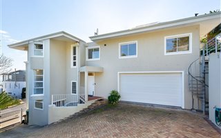 4 Bedroom House in Camps Bay