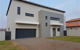 3 Bedroom House in Hazeldean (Silverlakes Surroundings)