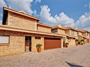 3 Bed Duplex in Honeydew Manor