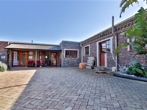 9 Bed House in Bloubergrant