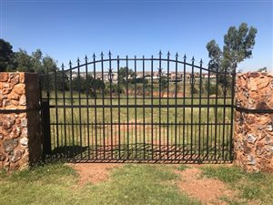8500 m² Land available in Cornwall Hill
