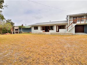 4 Bed House in Struisbaai