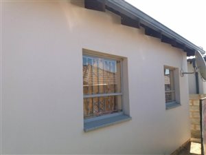 2 Bed House in Clayville