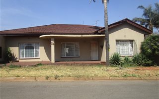3 Bedroom House in Roodepoort North