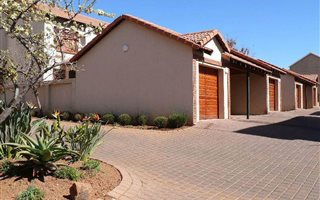 2 Bedroom Duplex in Mooikloof Equestrian Estate