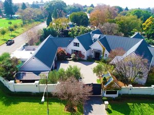 6 Bed House in Birdhaven