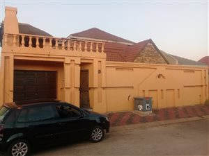 6 Bedroom House in Protea North