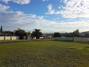 1011 m² Land available in Helena Heights