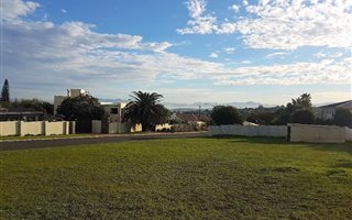 1011 m² Land available in Helena Heights