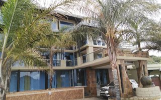 9 Bedroom House in Dan Pienaar