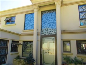 4 Bed House in Montana Park