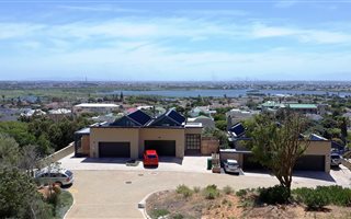 592 m² Land available in Lakeside