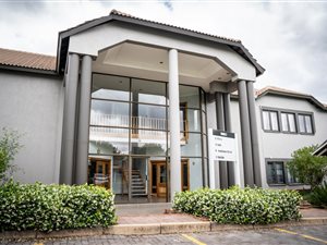 193 m² Commercial space in Die Hoewes