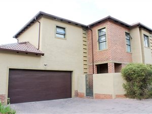 3 Bed Townhouse in Ruimsig Country Estate