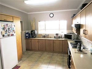 3 Bed Townhouse in Vanderbijlpark SE2