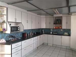 6 Bed House in Aston Lake