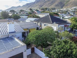 2 Bed House in Gordons Bay Central
