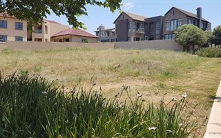 813 m² Land available in Country View Estate