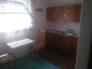 Bachelor apartment in Primrose