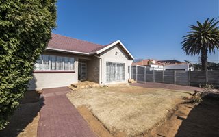 3 Bedroom House in Robertsham