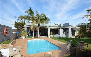 4 Bedroom House in Kleinmond