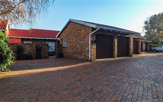3 Bedroom Townhouse in Elma Park