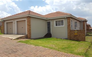 3 Bedroom Cluster in Klipriviersberg