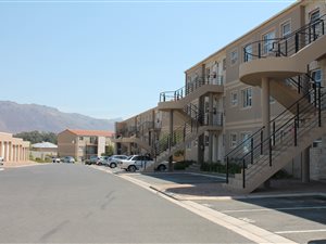 2 Bed Apartment in Sir Lowrys Pass