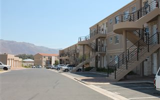 2 Bedroom Apartment in Sir Lowrys Pass