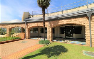 678.5 m² Retail Space in Constantia Kloof