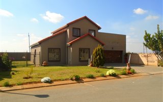 3 Bedroom Townhouse in Waterkloof