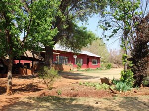 3.4 ha Farm in Hekpoort