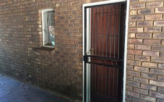 2 Bedroom Flat in Haakdoornboom