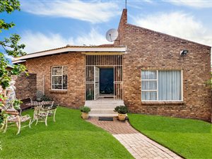 4 Bed House in Noordheuwel