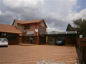 882 m² Commercial space in Mondeor