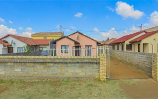 2 Bedroom House in Protea Glen