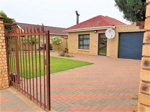 3 Bed House in Mandela View