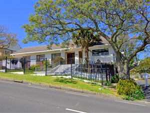 4 Bed House in Die Wingerd