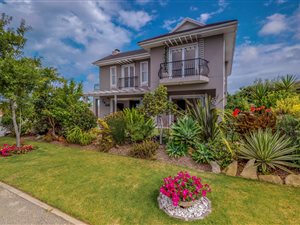 4 Bedroom House in Kraaibosch