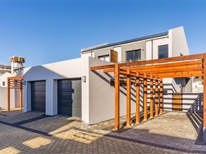 2 Bed Townhouse in Somerset West Central