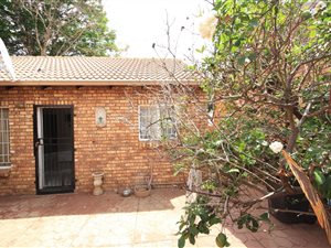 2 Bed House in Rooihuiskraal North