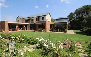 2 Bedroom House in Waterkloof Ridge