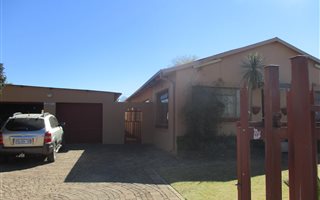 4 Bedroom House in Witpoortjie