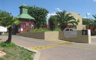 3 Bedroom Apartment in Marais Steyn Park