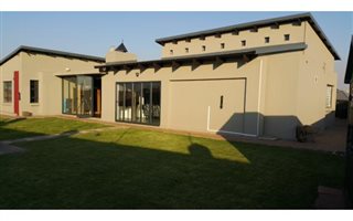 3 Bedroom House in Heuwelsig Estate