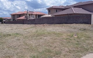 893 m² Land available in Helderwyk