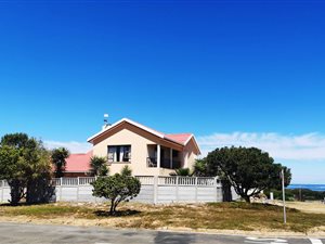 6 Bed House in Sandbaai